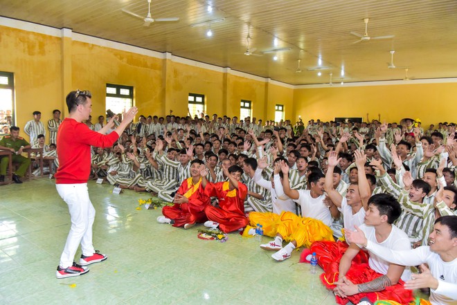 Không ai như Đàm Vĩnh Hưng: Dành ngày Valentine để hát cho các phạm nhân  - Ảnh 6.