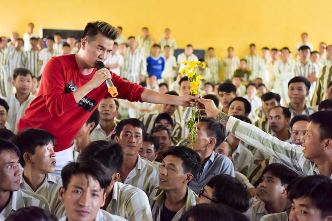 Không ai như Đàm Vĩnh Hưng: Dành ngày Valentine để hát cho các phạm nhân  - Ảnh 9.