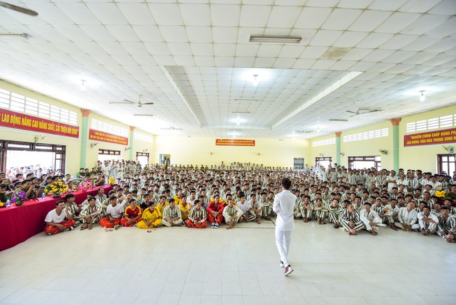 Không ai như Đàm Vĩnh Hưng: Dành ngày Valentine để hát cho các phạm nhân  - Ảnh 1.