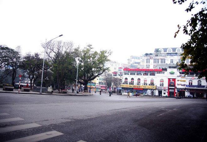 Sáng 29 Tết, nhiều tuyến phố Hà Nội đã vắng bóng người qua lại - Ảnh 2.