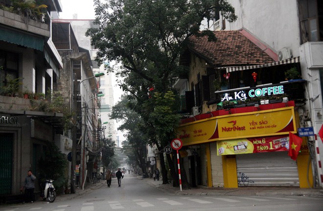 Sáng 29 Tết, nhiều tuyến phố Hà Nội đã vắng bóng người qua lại - Ảnh 10.