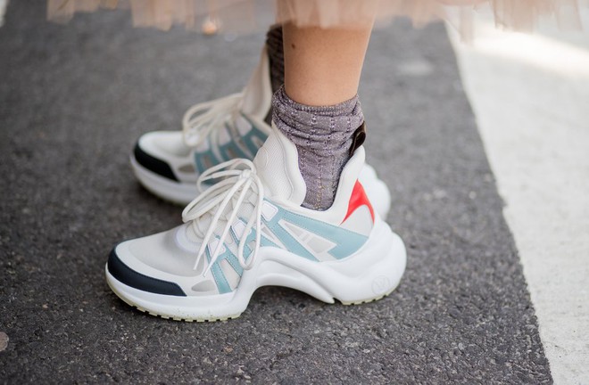 Dad Sneakers: trend giày nhìn thì cồng kềnh nhưng lại đang oanh tạc NYFW năm nay - Ảnh 1.