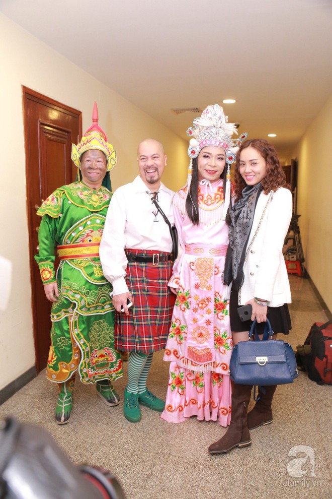 Cô Đẩu Công Lý vẫn diện áo hồng, tóc thẳng mượt mà chứ không xoăn như trước - Ảnh 1.