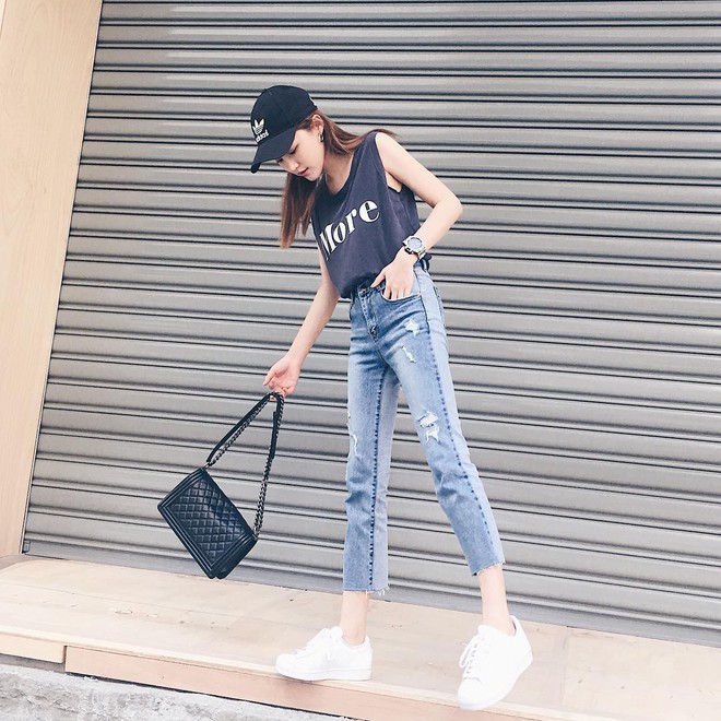 Nếu bạn chỉ thích đi giày bệt, hãy sắm ngay kiểu quần jeans này để chân thon dài thanh thoát mà chẳng cần đến app kéo chân - Ảnh 1.