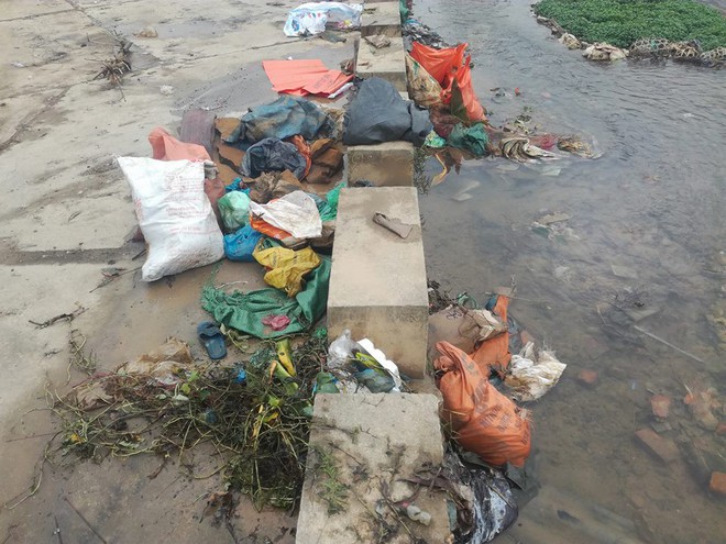 Rác được tập kết bên bờ sông Bằng Giang, nên hễ con nước lên là đủ thứ rác rưởi trôi đi theo dòng nước trên sông, gây nên cảnh ô nhiễm và dịch bệnh dễ bùng phát bất cứ lúc nào.