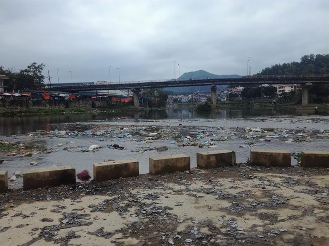 Dòng sông Bằng Giang đang bị đe dọa trước sự tấn công ồ ạt của rác thải và phải oằn mình kêu cứu trước nguy cơ ô nhiễm nặng.