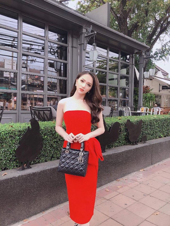 Ngay ngày đầy xuất hiện, Hương Giang Idol đã là 1 trong 3 nhan sắc cân cả dàn thí sinh dự thi Hoa hậu chuyển giới - Ảnh 2.