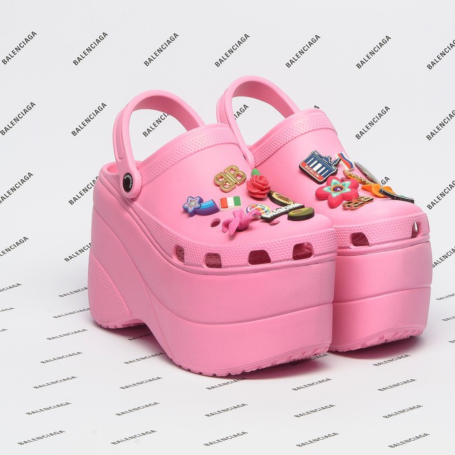 Ra mắt chưa bao lâu, dép đi mưa cục mịch của Crocs kết hợp với Balenciaga đã nhanh chóng cháy hàng trên mọi mặt trận - Ảnh 3.