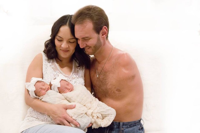 Vợ chồng Nick Vujicic nay đã có 4 con, hạnh phúc khoe hai con gái song sinh 4 tuần tuổi đáng yêu hết nấc - Ảnh 7.