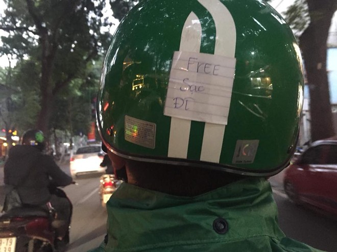 Chàng tài xế GrabBike khiến dân mạng phát sốt vì dòng chữ siêu đáng yêu phía sau mũ bảo hiểm - Ảnh 3.