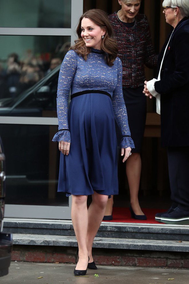 Để ý sẽ thấy, phong cách bầu bí lần 3 của Công nương Kate chỉ gói gọn bằng màu xanh cobalt - Ảnh 1.
