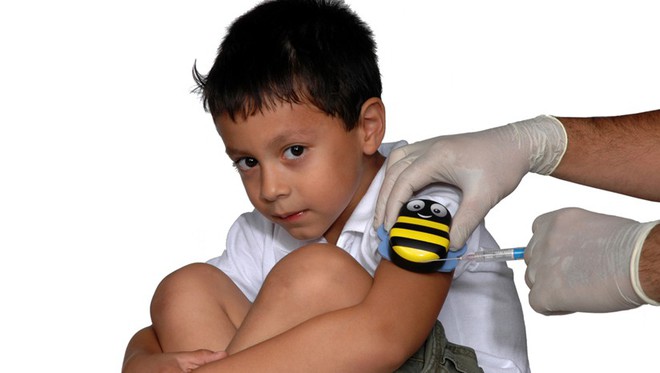 Chú ong đáng yêu giúp bé con chống chọi với nỗi sợ đau khi tiêm phòng trong tích tắc - Ảnh 3.