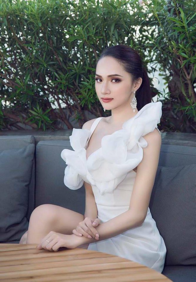 Hoa hậu Hương Giang táo bạo với đầm xẻ cao tận hông, thách thức  cả cô nàng táo bạo Angela Phương Trinh - Ảnh 4.