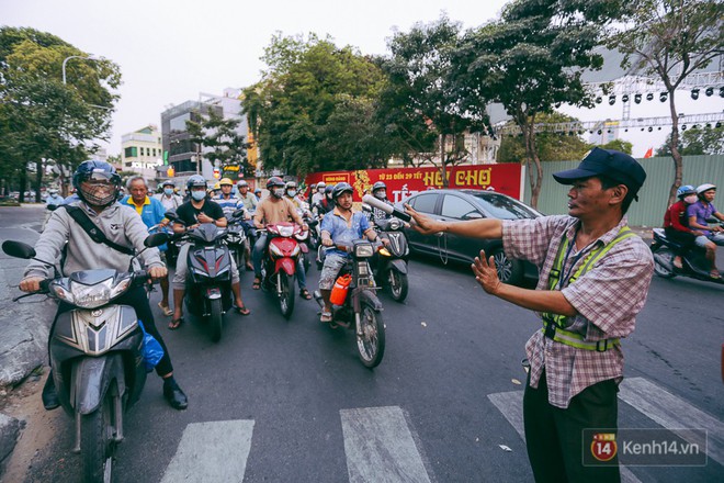 Người thợ bơm vá bao đồng ở Sài Gòn: Nghe tin ùn tắc trên đài FM rồi đạp xe đến điều tiết giao thông - Ảnh 9.