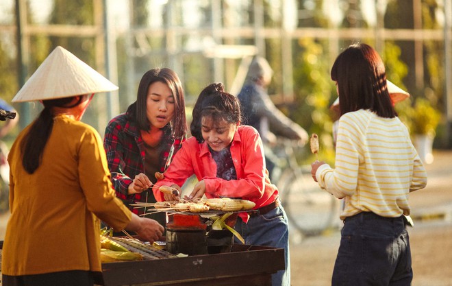 Tháng năm rực rỡ: Không chỉ có thanh xuân đáng nhớ mà cả những mảng màu thời trang retro cũng gây xuyến xao - Ảnh 8.