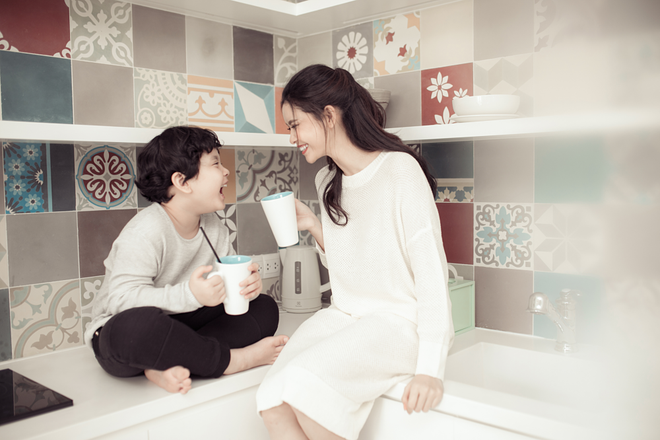 Mẹ con Trương Quỳnh Anh ngọt ngào và hạnh phúc trong bộ ảnh dành cho dịp 8/3 - Ảnh 6.