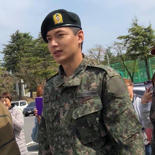 Hé lộ hình ảnh Lee Min Ho mặt phúng phính trong ngày tốt nghiệp huấn luyện quân sự  - Ảnh 6.