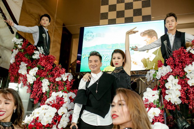 Bỏ 100 triệu mua Album, Dương Triệu Vũ được Đàm Vĩnh Hưng hôn má - Ảnh 7.