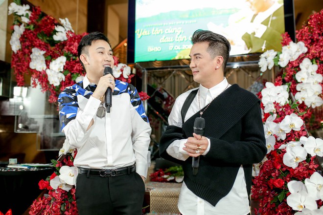Bỏ 100 triệu mua Album, Dương Triệu Vũ được Đàm Vĩnh Hưng hôn má - Ảnh 3.