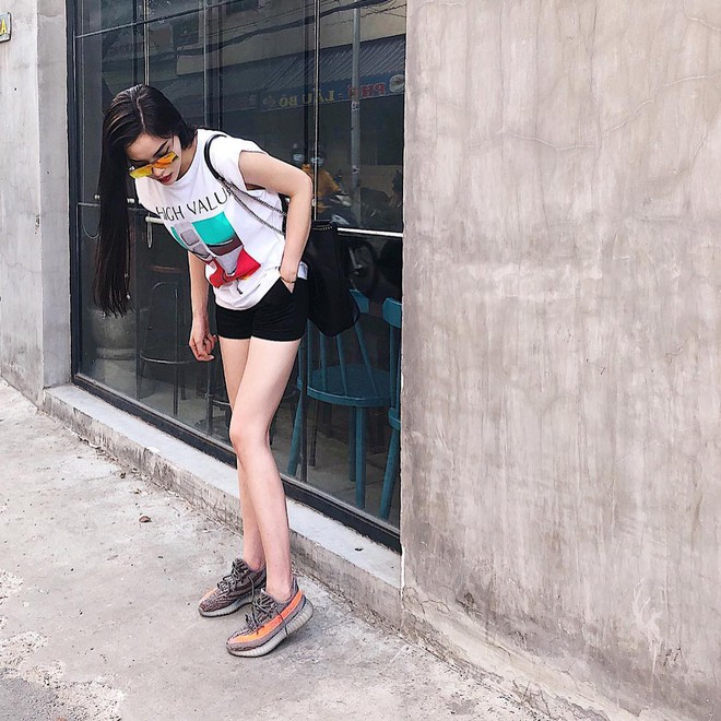 Street style sao: Kỳ Duyên khoe body đúng chuẩn đồng hồ cát, HHen Niê diện áo cách điệu có phần hơi sến sẩm - Ảnh 8.