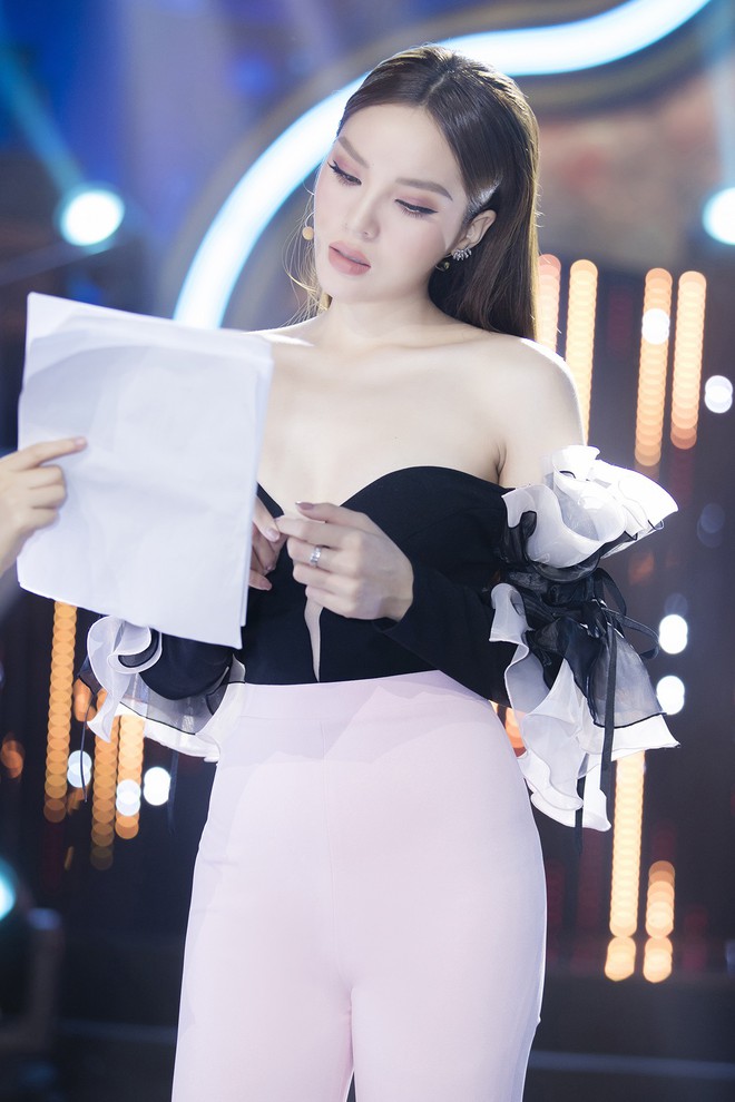 Kỳ Duyên tự tin khoe vòng một dao khéo trên gameshow truyền hình - Ảnh 3.