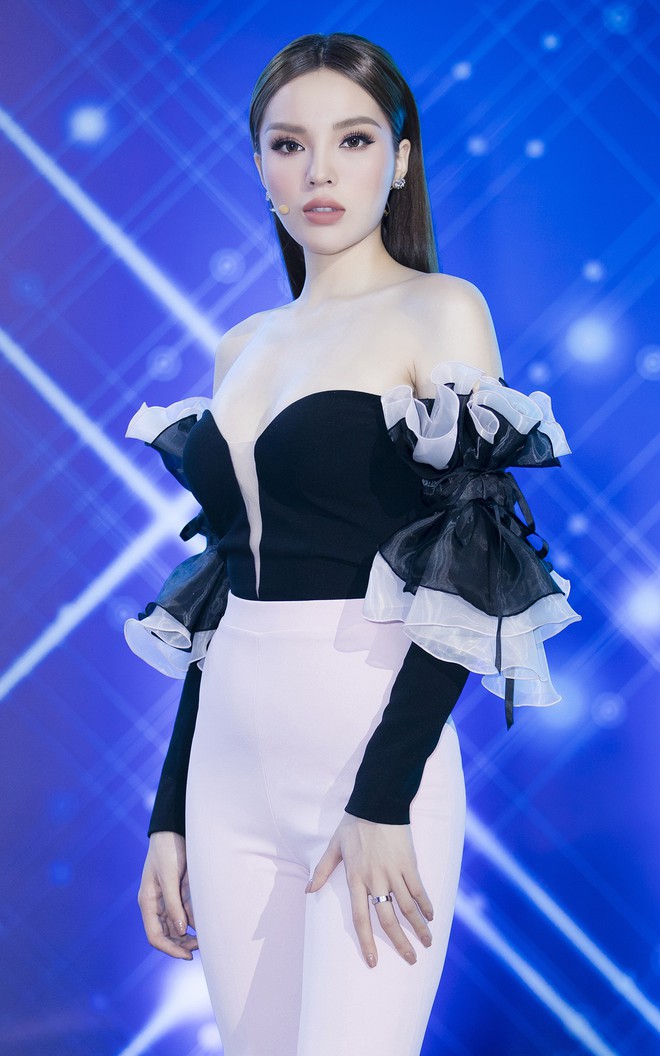 Kỳ Duyên tự tin khoe vòng một dao khéo trên gameshow truyền hình - Ảnh 1.