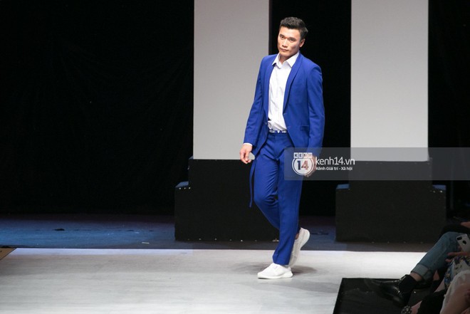 HOT: Thủ môn Bùi Tiến Dũng lần đầu trổ tài trình diễn catwalk tại VIFW, khiến đám đông khán giả vỡ òa - Ảnh 3.