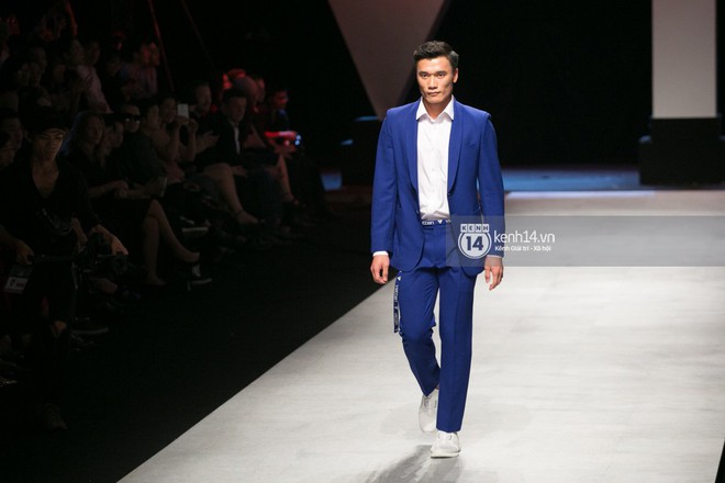 HOT: Thủ môn Bùi Tiến Dũng lần đầu trổ tài trình diễn catwalk tại VIFW, khiến đám đông khán giả vỡ òa - Ảnh 4.