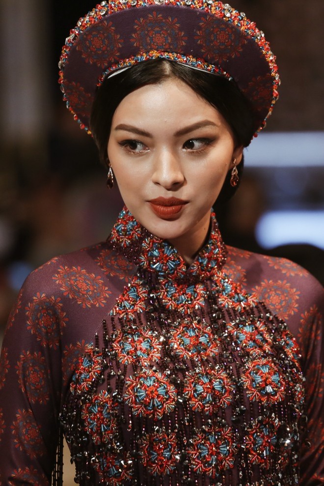 Ngọc Trinh kiêu sa phe phẩy quạt, mặt lạnh te trình diễn áo dài trong ngày 3 của VIFW 2018 - Ảnh 9.