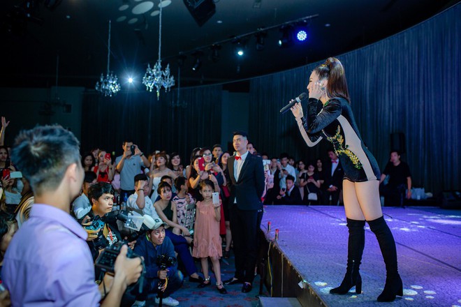 Hương Tràm run rẩy khi nhiều khán giả livestream cô hát tại Hà Nội - Ảnh 6.