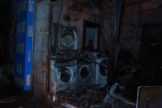 Hà Nội: Cháy lớn cửa hàng giặt là và sang chiết gas, nhiều tài sản bị thiêu rụi hoàn toàn - Ảnh 3.