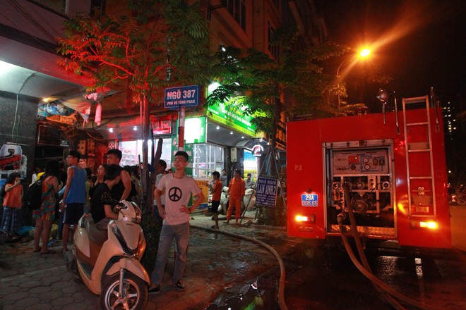Hà Nội: Cháy lớn cửa hàng giặt là và sang chiết gas, nhiều tài sản bị thiêu rụi hoàn toàn - Ảnh 5.