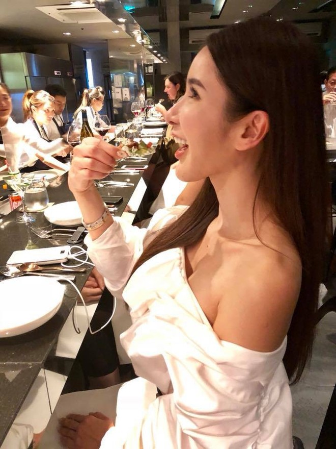 Jamie Chua - bà hoàng sở hữu nhiều túi Hermes nhất thế giới lộ nhan sắc khác lạ, cằm ngày càng dài ngoằng và nụ cười gượng gạo vô hồn - Ảnh 7.