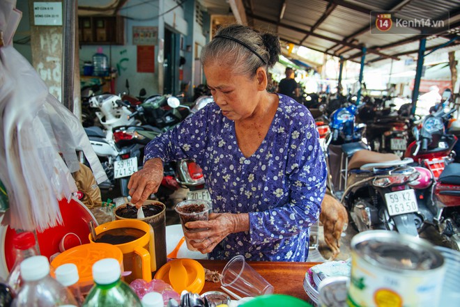 Chuyện chưa kể về bà Tám bán ca cao bánh mỳ độc nhất ở Sài Gòn: 30 năm nuôi chồng mù và 3 con thơ - Ảnh 11.