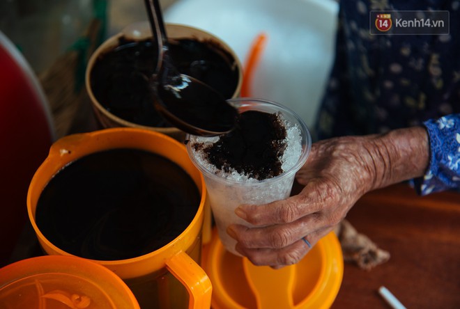 Chuyện chưa kể về bà Tám bán ca cao bánh mỳ độc nhất ở Sài Gòn: 30 năm nuôi chồng mù và 3 con thơ - Ảnh 9.