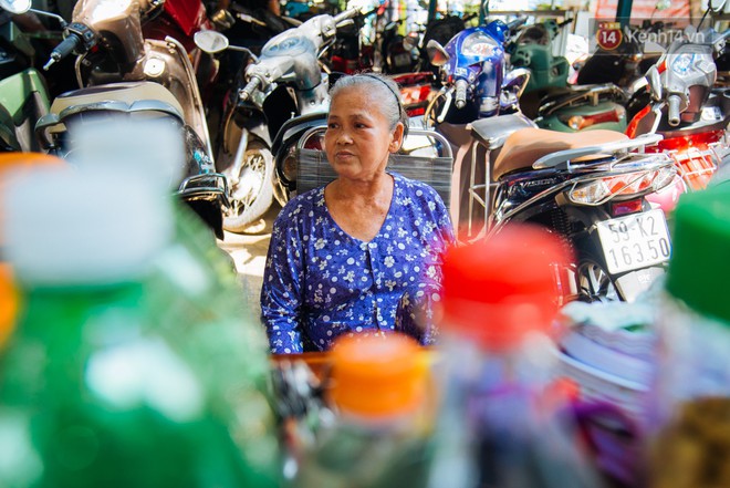 Chuyện chưa kể về bà Tám bán ca cao bánh mỳ độc nhất ở Sài Gòn: 30 năm nuôi chồng mù và 3 con thơ - Ảnh 10.