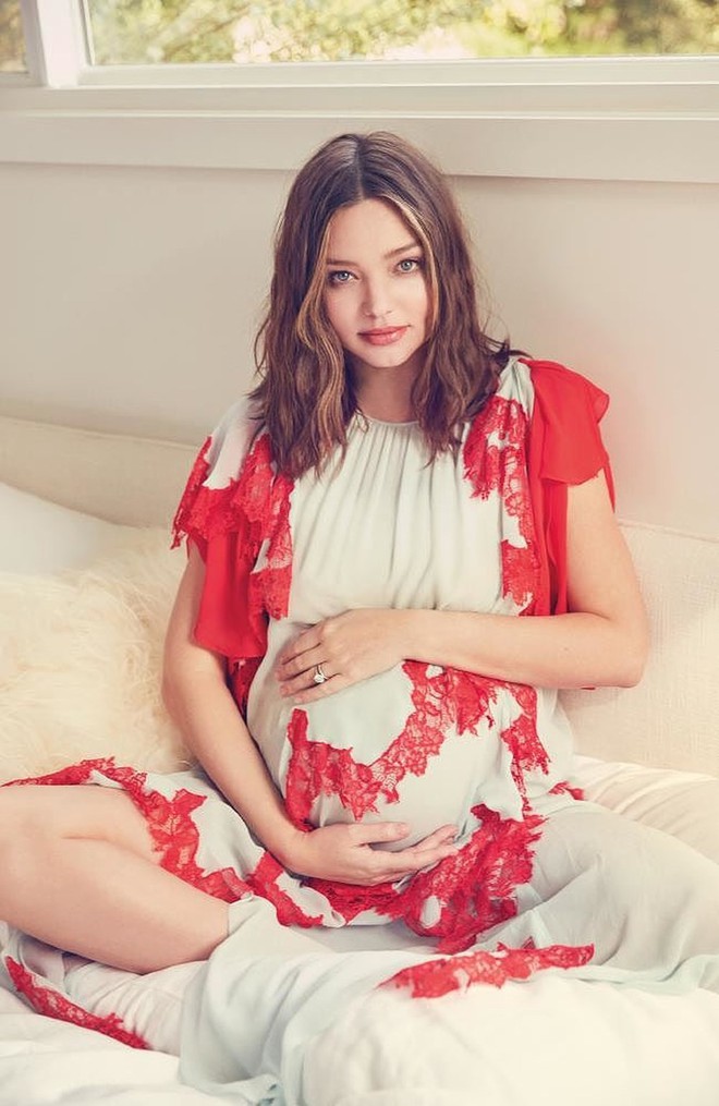 Diện chung 1 chiếc váy, Miranda Kerr khi bụng bầu vượt mặt vẫn đẹp chẳng kém “mỹ nhân Tân Cương” Đồng Lệ Á - Ảnh 4.