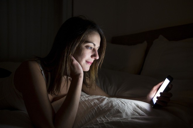 6 thói quen có hại trước khi ngủ mà cô gái nào cũng mắc phải ít nhất 1 cái - Ảnh 1.