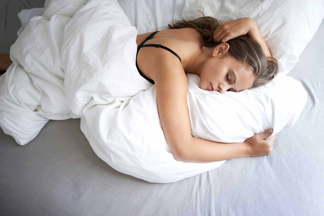 6 thói quen có hại trước khi ngủ mà cô gái nào cũng mắc phải ít nhất 1 cái - Ảnh 2.