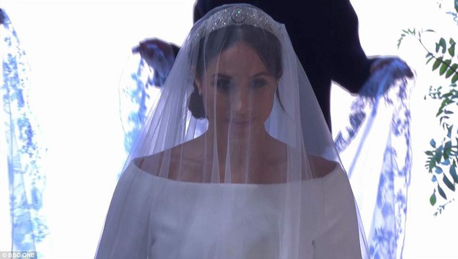 Không phải thiết kế cầu kì, Meghan Markle diện váy cưới của Givenchy đơn giản tinh khôi nhưng vẫn đẹp đến nao lòng - Ảnh 5.