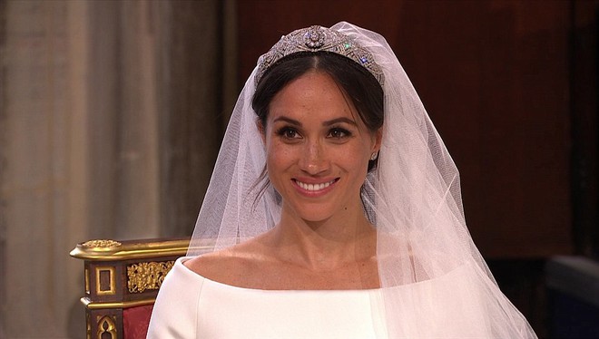 Không phải thiết kế cầu kì, Meghan Markle diện váy cưới của Givenchy đơn giản tinh khôi nhưng vẫn đẹp đến nao lòng - Ảnh 1.