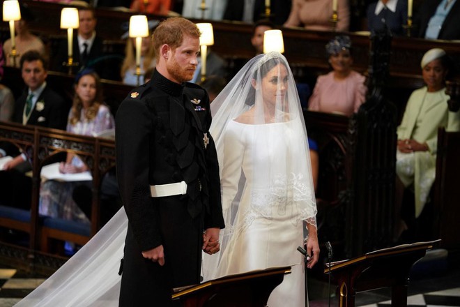 Giới chuyên gia chắc mẩm rằng váy cưới của Meghan Markle rẻ hơn Công nương Kate, và lý do là... - Ảnh 1.