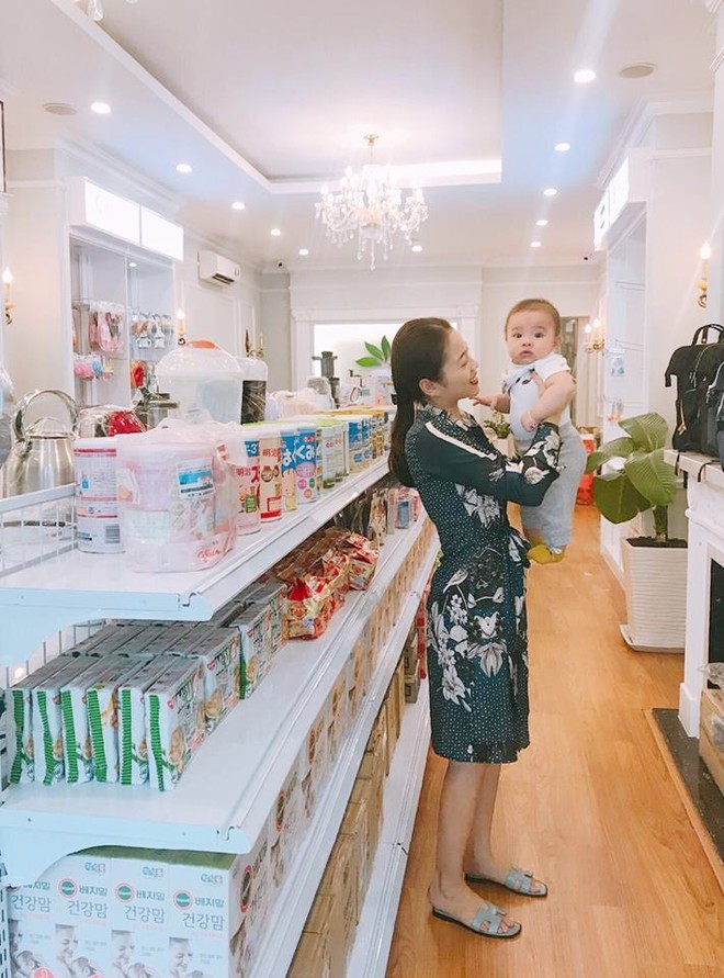 Cuối tuần của các hotmom: Ngọc Mon vừa sinh xong 11 ngày đã ra ngoài, Huyền Baby được chồng tự tay nấu bữa tối - Ảnh 1.