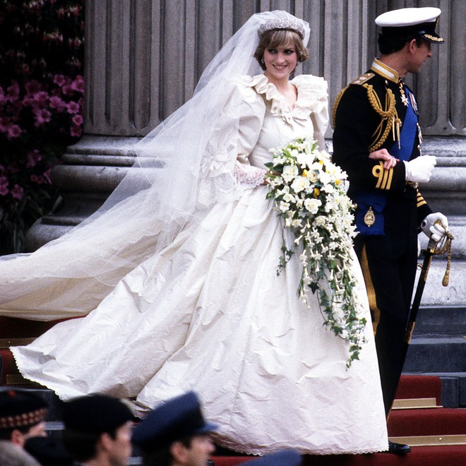 3 chiếc váy cưới nổi tiếng của Công nương Diana và hai cô con dâu xinh đẹp - Ảnh 6.