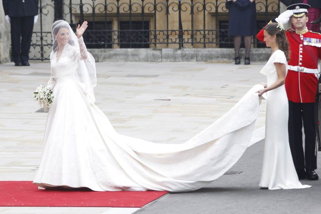 3 chiếc váy cưới nổi tiếng của Công nương Diana và hai cô con dâu xinh đẹp - Ảnh 9.