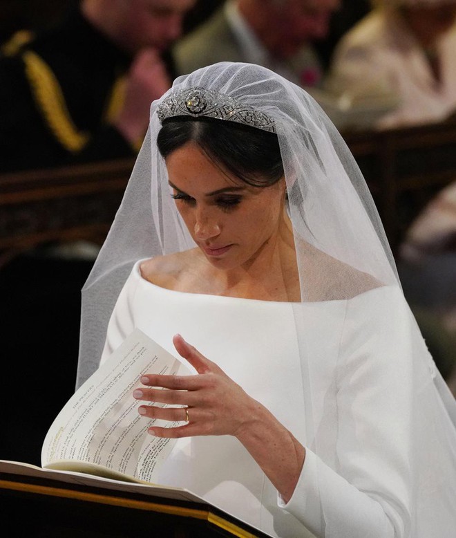 Là cô dâu Hoàng gia, bằng cách này  Meghan Markle đã tuân thủ 4 quy tắc mà các cô dâu phương Tây đều làm khi về nhà chồng - Ảnh 8.