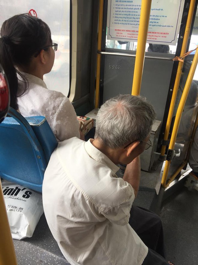 Hình ảnh cô gái trẻ không nhường ghế xe bus cho cụ ông lớn tuổi bị lên án - Ảnh 1.