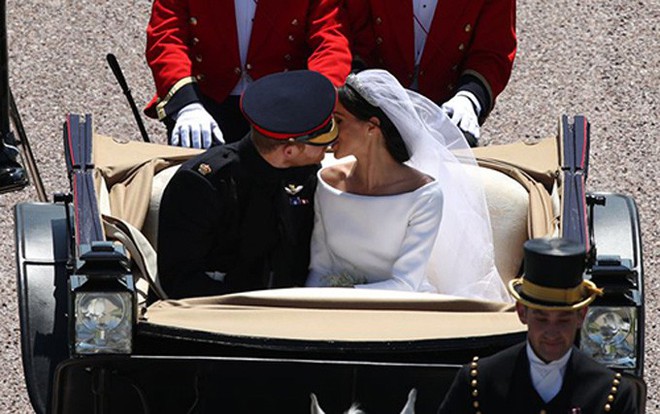 Câu chuyện đằng sau bức ảnh cưới hoàng gia được chia sẻ nhiều nhất trên mạng xã hội - Ảnh 2.