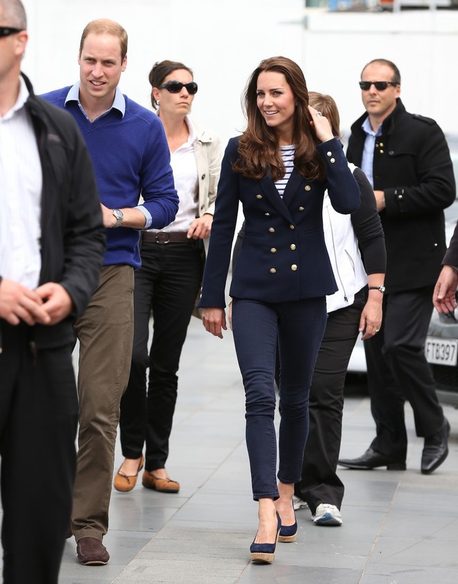 Lần đầu lộ diện sau đám cưới hoàng gia, Kate Middleton chọn đầm Zara cùng túi tote vô cùng thoải mái - Ảnh 10.
