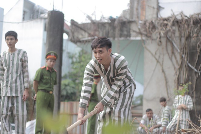 “Đại ca xóm nghèo” Hồ Quang Hiếu đại náo giang hồ khiến fan đứng ngồi không yên - Ảnh 2.